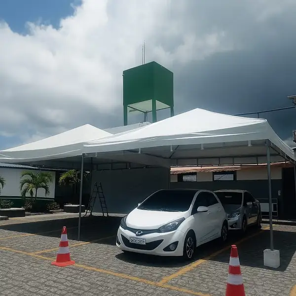 Duas tendas brancas cobrindo área de estacionamento