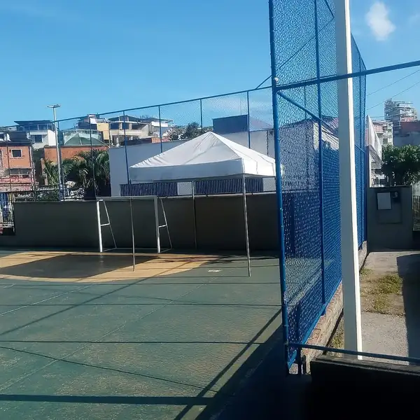 Tenda branca montada em quadra esportiva