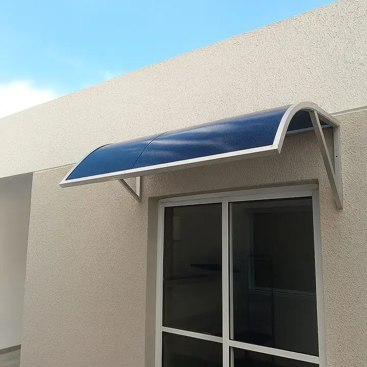 Toldo curvo em acrílico sobre janela