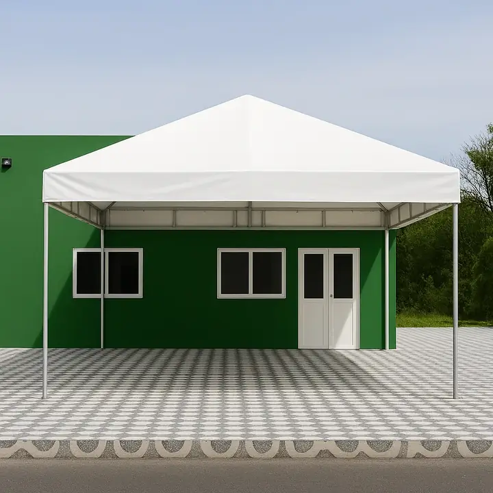 Tenda piramidal branca montada em frente a um prédio